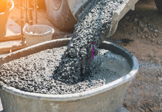 Pengecoran ready mix di lokasi proyek perumahan