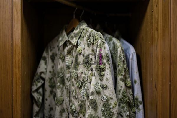Lemari pakaian dengan ventilasi yang baik