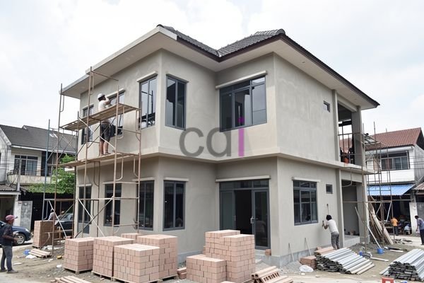 Contoh desain rumah 3 lantai modern dengan material kayu dan kaca