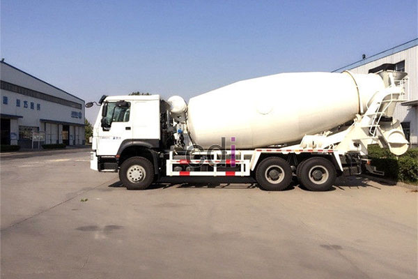 Truk Mixer Pengangkut Beton Cor atau Truk Molen