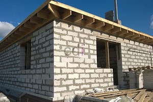Pekerja konstruksi sedang mencampur beton instan drymix
