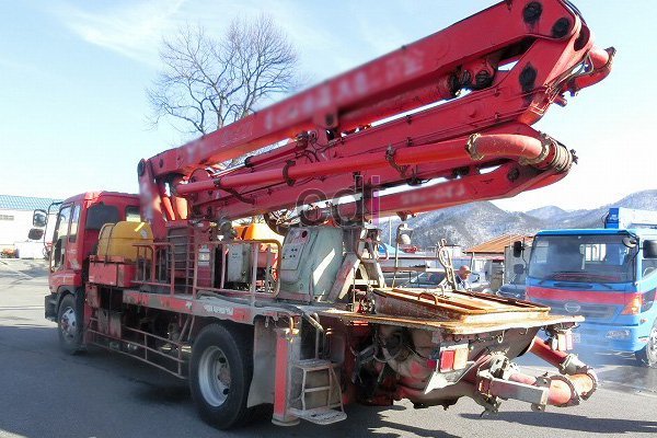 Menyewakan Concrete Pump Long Boom